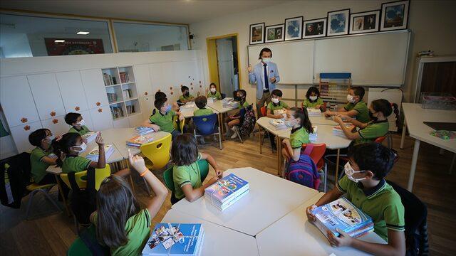 22 Nisan okullar yarım gün mü? 22 Nisan Cuma okullar tatil mi? MEB takvimi...