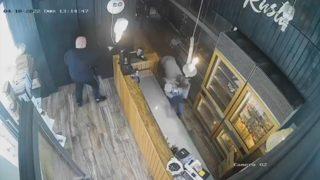 Dehşet anları kamerada! Yemek siparişi gecikince içeri girip şefi silahla vurdu