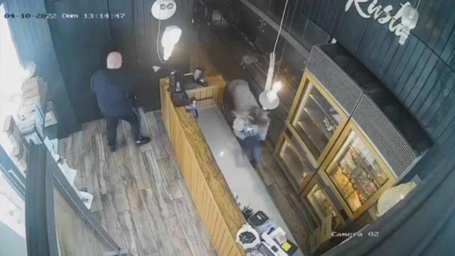 Dehşet anları kamerada! Yemek siparişi gecikince içeri girip şefi silahla vurdu