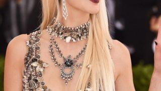 Poppy Delevingne, Coachella gezisinden samimi bir tuvalet fotoğrafıyla sosyal medyada olay yarattı