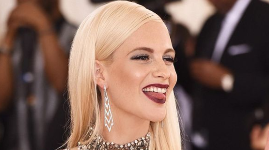 Poppy Delevingne, Coachella gezisinden samimi bir tuvalet fotoğrafıyla sosyal medyada olay yarattı