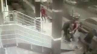 Samsun'da kapıyı açmayan baba-oğula davulcu saldırısı!