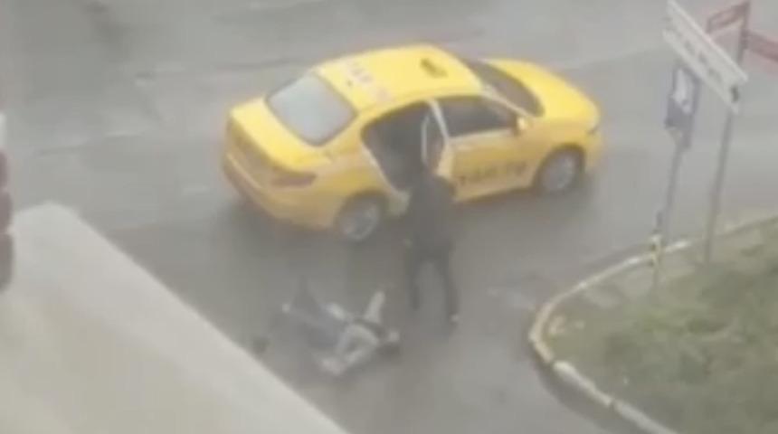 İstanbul'da taksici dehşeti! Aracına binen turist kadını dövüp yere fırlattı
