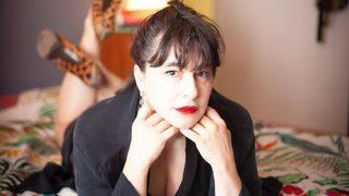 Kaderimin Oyunu'nun Zahide'si Esra Dermancıoğlu çimlere uzanıp dekolteli poz verdi! Hayat size güzel galiba