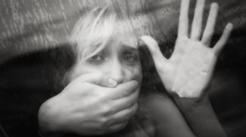 Eve girdiği an &ccedil;ığlık atmaya başladı! Komşunun korkun&ccedil; istismarı ortaya &ccedil;ıktı