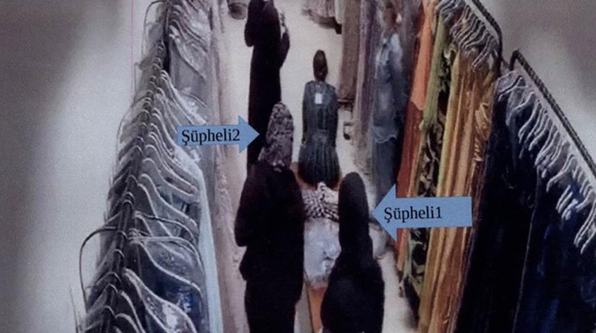 Biri oyaladı, öbürü işi bitirdi! Soyunma kabinindeki olay kameralara saniye saniye yansıdı