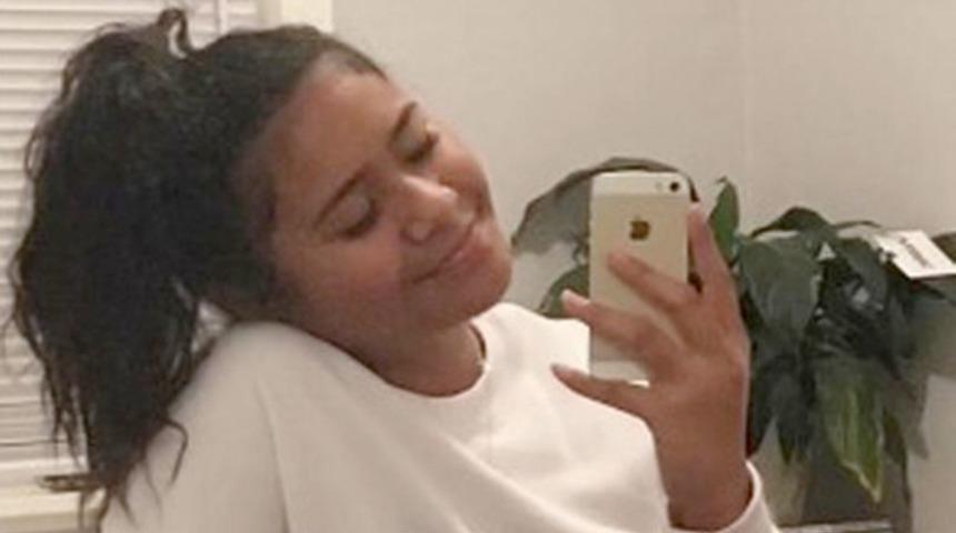 Mezar taşı sosyal medyada olay oldu! “Sürekli elindeydi, böyle anmak istedik”