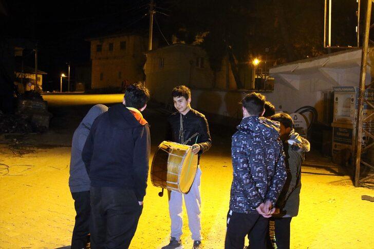 Uşak'ta bir köyün "ramazan davulcusu" çocuklar oldu G2