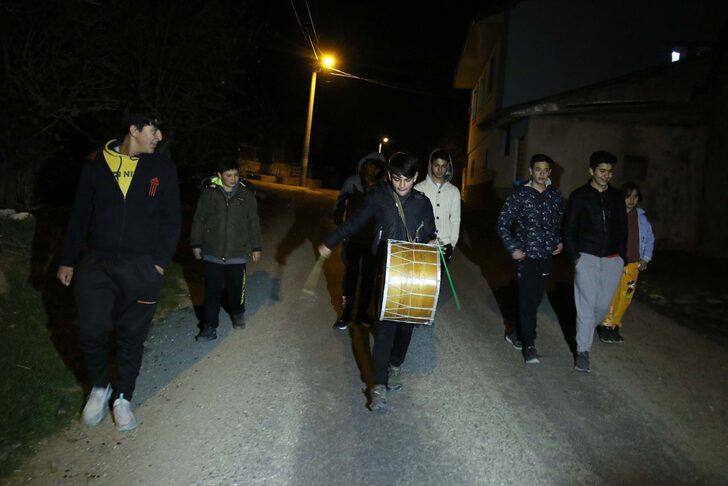 Uşak'ta bir köyün "ramazan davulcusu" çocuklar oldu G5