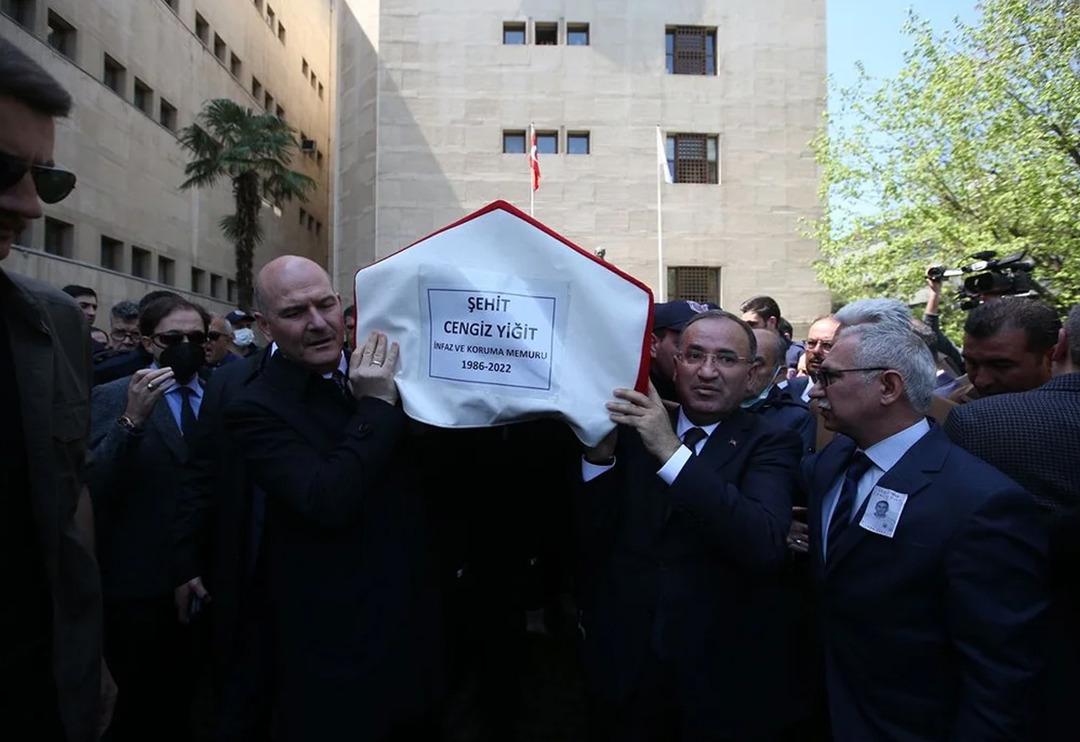 Bursa'daki bombalı saldırıda şehit olan infaz koruma memuruna acı veda! Tabutu 2 bakan omuzladı