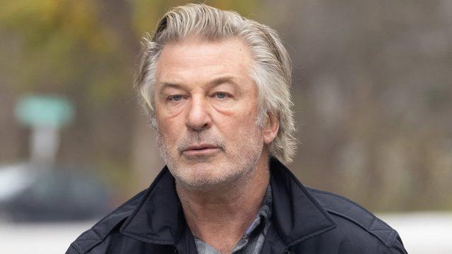 Alec Baldwin, silahın tetiğini çekmediğini, horozunu kaldırdığında ateş aldığını söylemişti.