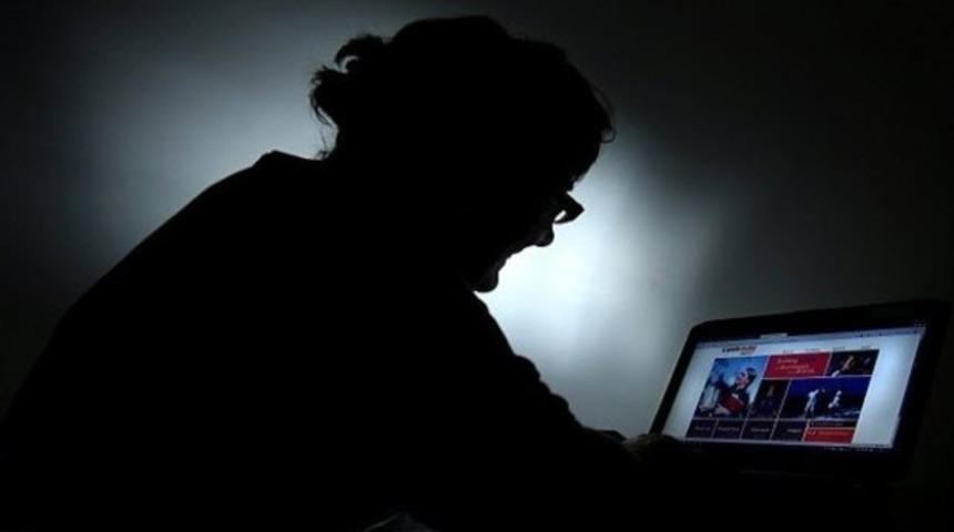 İnternet bağımlısı genç elini bilekten kesti