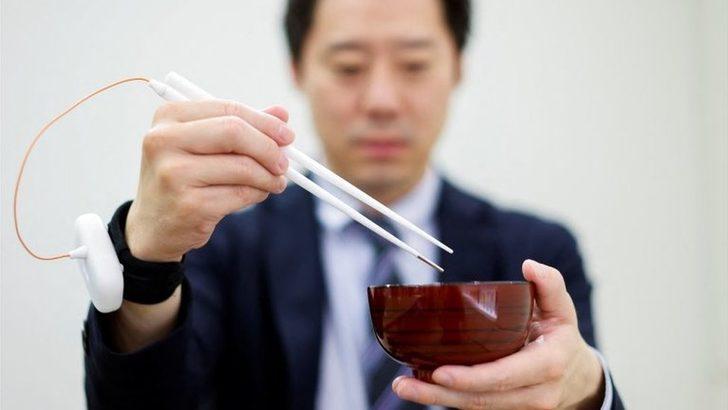 Japon bilim insanlarından yüksek tansiyona çözüm: Tuz hissi veren elektrikli yemek çubuğu