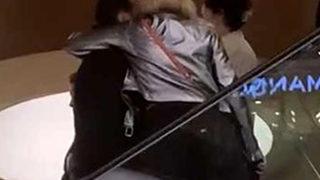 Ünlü şarkıcı Hakan Peker 19 yaş küçük yeni sevgilisiyle sarmaş dolaş görüntülendi