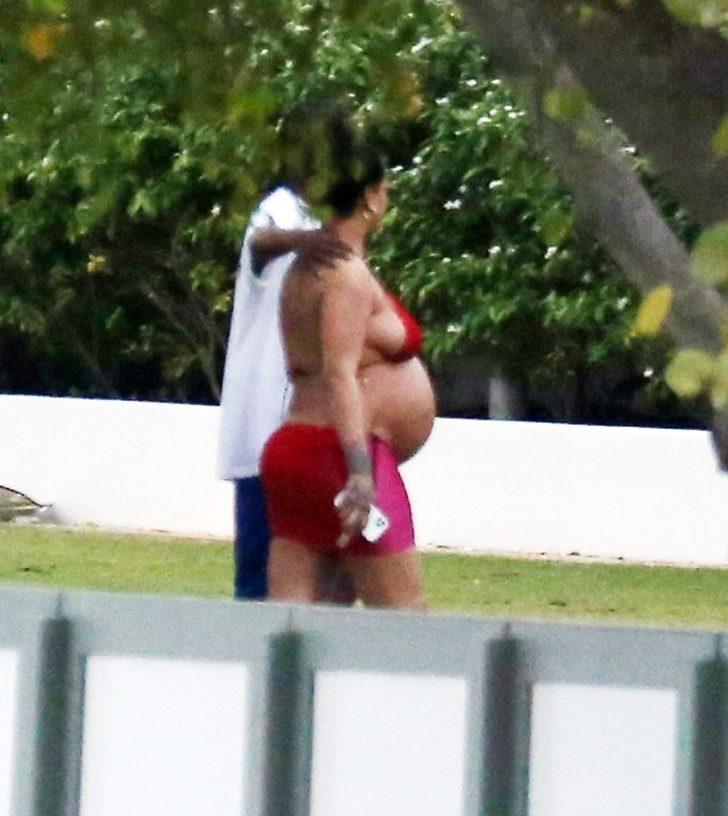 İhanet iddialarının ardından Rihanna ASAP Rocky'yle tatile çıktı! Büyüyen karnı dikkat çekti  G1