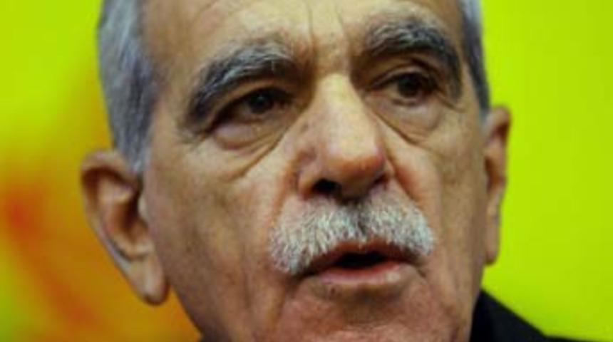 Ahmet T&uuml;rk'e İzmir'de taşlı saldırı