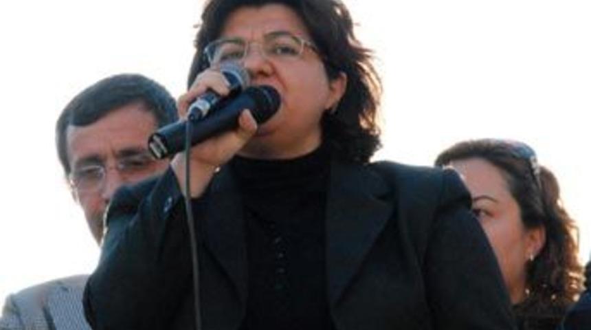 Emine Ayna'dan &ccedil;ok sert mesajlar