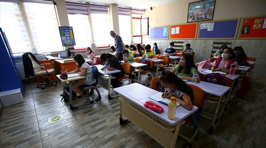 22 Nisan okul var mı, yok mu? 22 Nisan yarın okullar tatil mi? 22 Nisan okullar yarım gün mü?