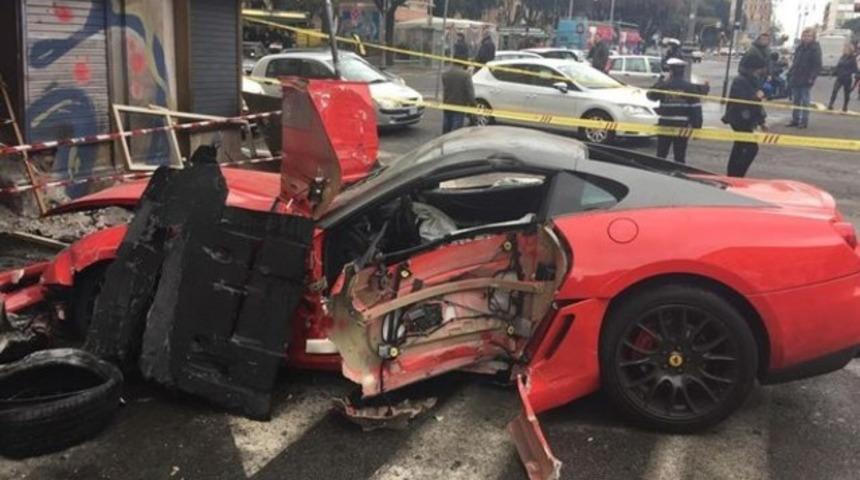 Vale milyonluk Ferrari'yi hurdaya çevirdi