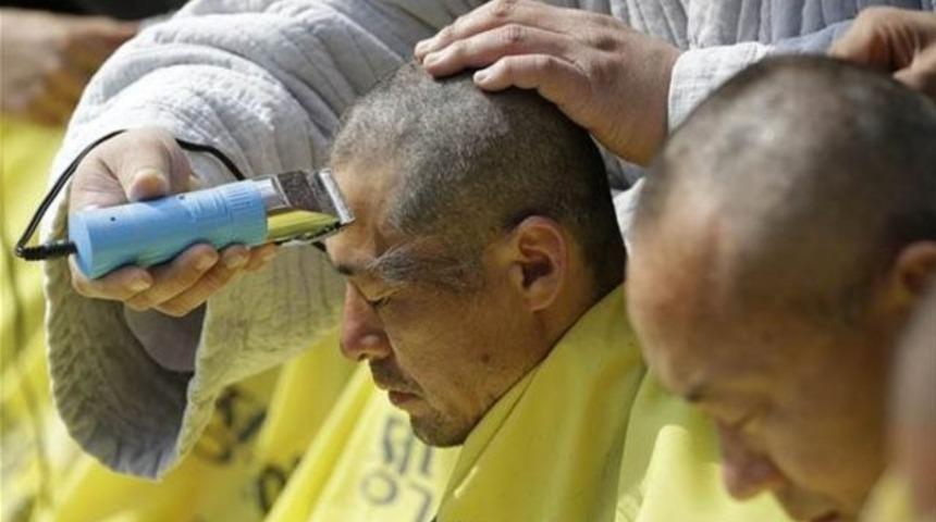 Hükümeti protesto etmek için saçlarını kazıttılar