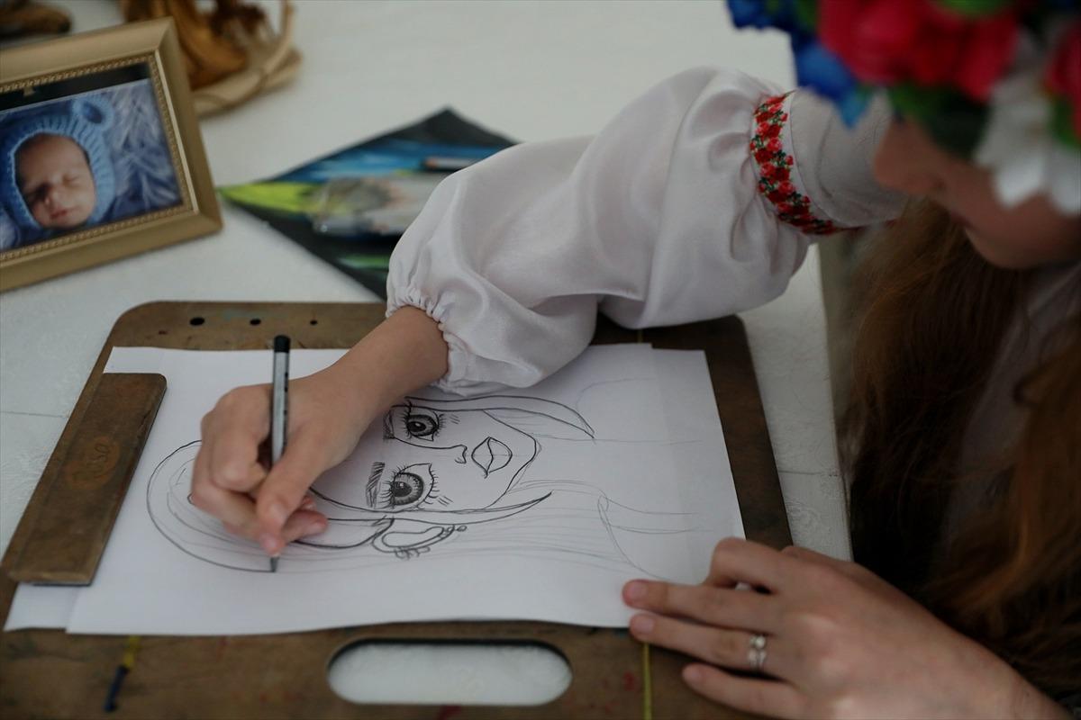 Savaş mağduru 10 yaşındaki Kyra T&uuml;rkiye'de yeniden resim yapmaya başladı