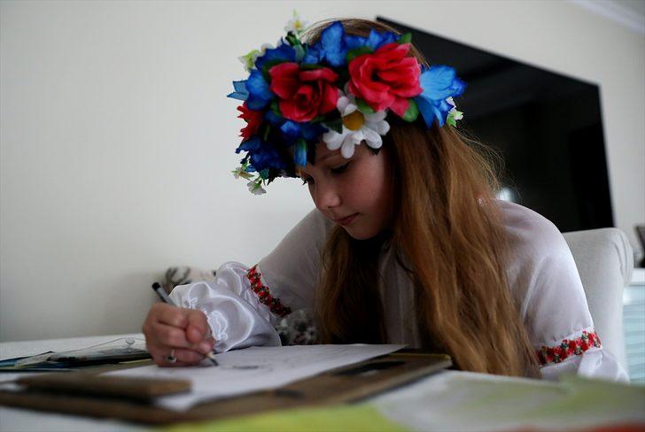 Savaş mağduru 10 yaşındaki Kyra Türkiye'de yeniden resim yapmaya başladı G2