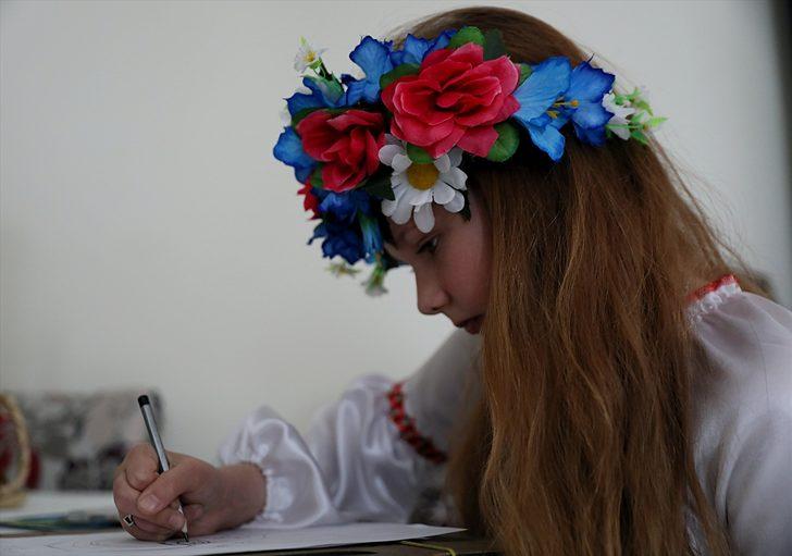 Savaş mağduru 10 yaşındaki Kyra Türkiye'de yeniden resim yapmaya başladı G3