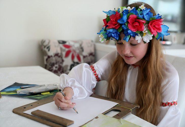 Savaş mağduru 10 yaşındaki Kyra Türkiye'de yeniden resim yapmaya başladı G5