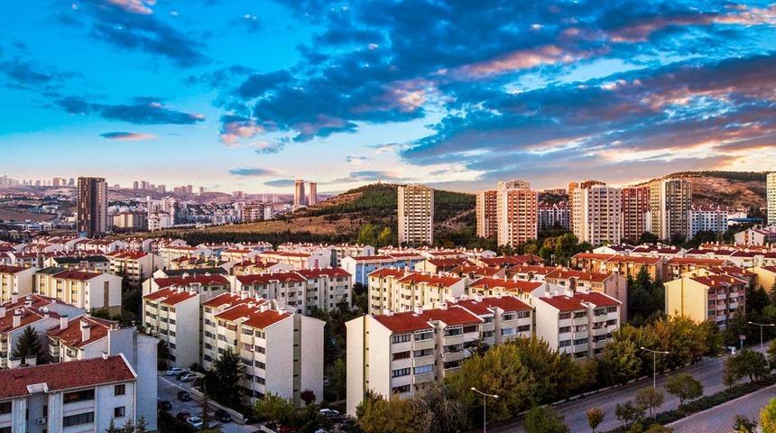 Konut fiyatları d&uuml;şecek mi? Sekt&ouml;r temsilcileri ger&ccedil;ekleri tek tek a&ccedil;ıkladı: 'Fiyatlar d&uuml;şmez, en iyi ihtimalle...'