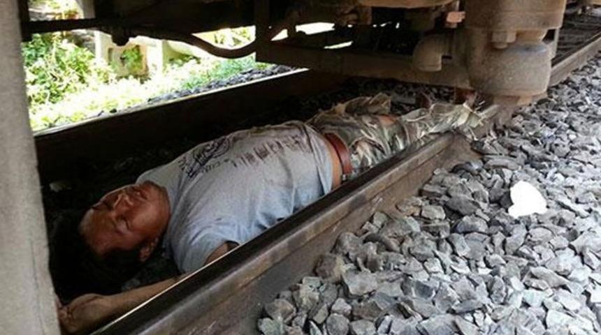 İntihar etmek için atladı böyle kaldı