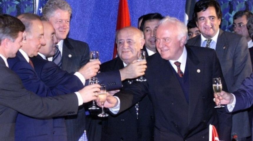 D&uuml;nya S&uuml;leyman Demirel'in &ouml;l&uuml;m&uuml;n&uuml; b&ouml;yle duyurdu