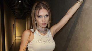 Duygu Özaslan dar elbisesiyle poz verdi! Göğüslerin patlayacak