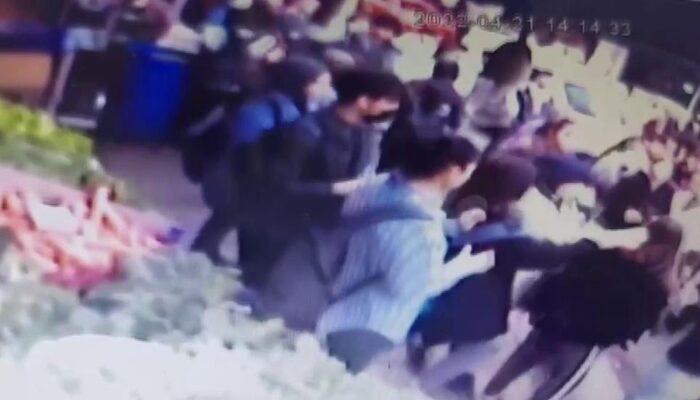 Liseli kızlar sokak ortasında kavga etti! Ortalık savaş alanına döndü