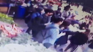 Liseli kızlar sokak ortasında kavga etti! Ortalık savaş alanına döndü