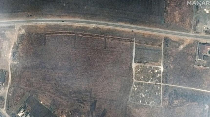 Uydu g&ouml;r&uuml;nt&uuml;lerine g&ouml;re Mariupol'de toplu mezarlar kazıldı