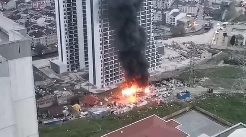 Esenyut’ta panik anları!  Geri dönüşüm alanında yangın