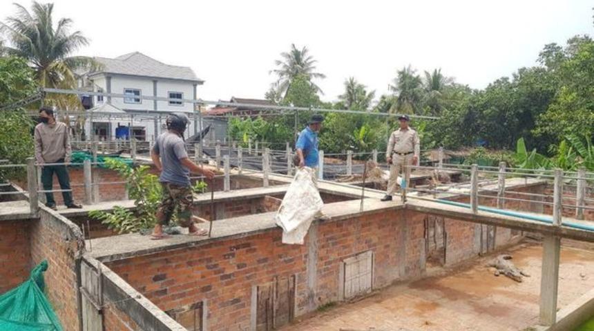 Tuvaletini yaparken süs havuzuna düşen adama timsahlar saldırdı! Sonu feci bitti