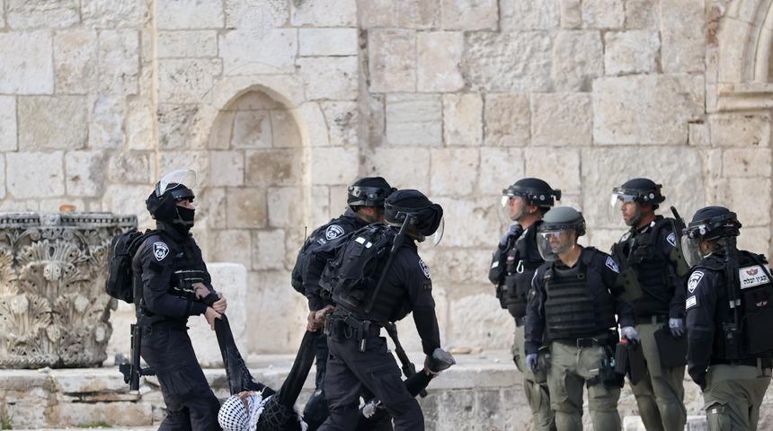 Mescid-i Aksa'da gerginlik! İsrail polisi baskın düzenledi: Yaralılar var
