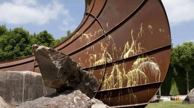 Anish Kapoor un vajina heykeline saldırı 2