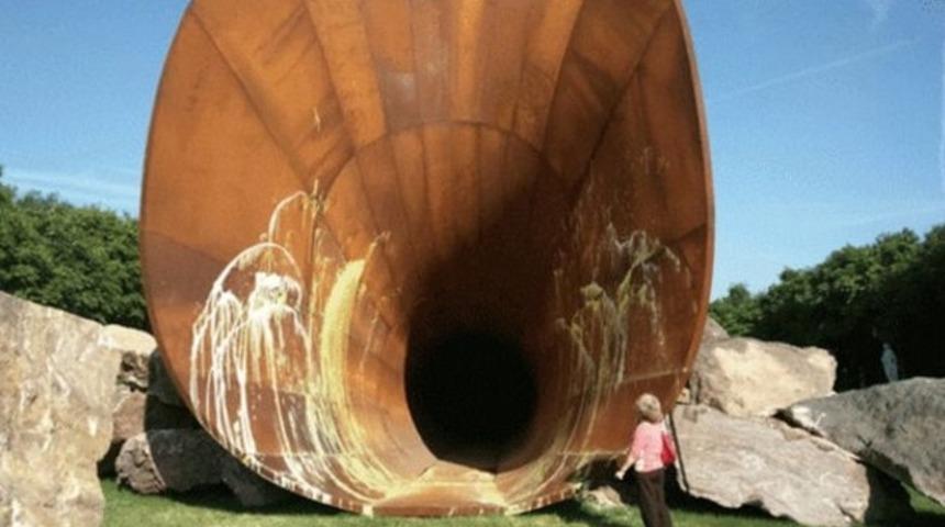 Anish Kapoor'un vajina heykeline saldırı