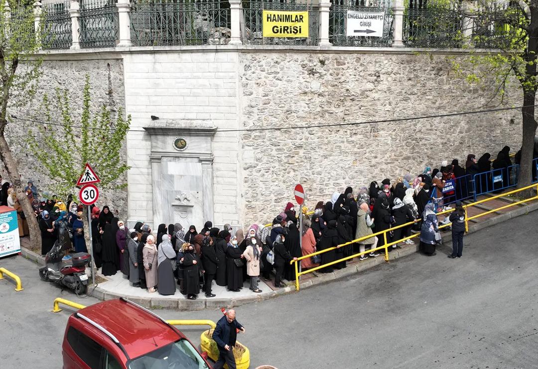 İstanbul'da 'Hırka-i Şerif' kuyruğu!  2 yıl aradan sonra yeniden ziyarete a&ccedil;ıldı