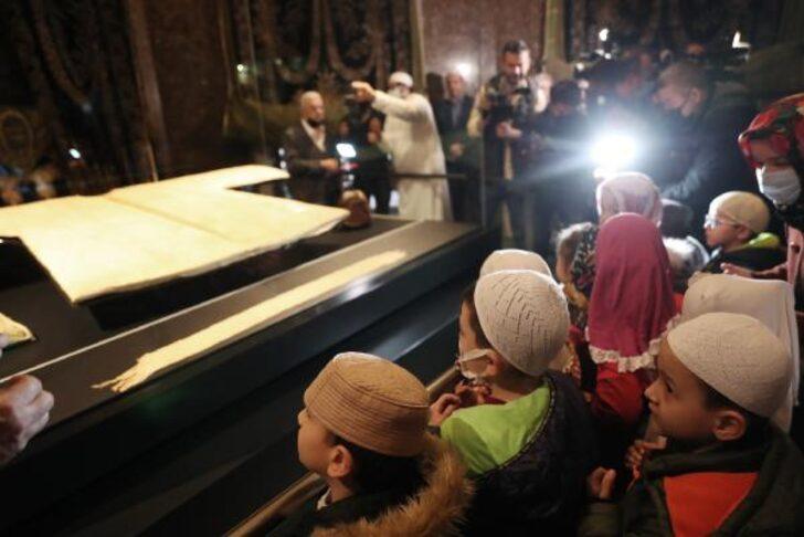 İstanbul'da 'Hırka-i Şerif' kuyruğu!  2 yıl aradan sonra yeniden ziyarete açıldı G4