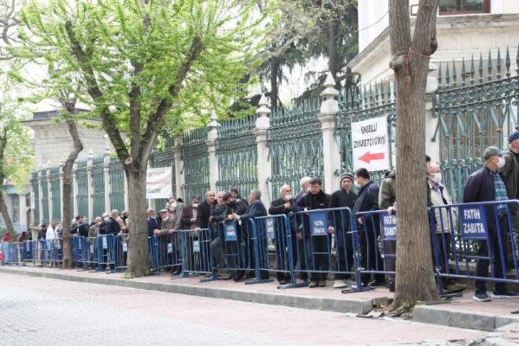 İstanbul'da 'Hırka-i Şerif' kuyruğu!  2 yıl aradan sonra yeniden ziyarete açıldı G5