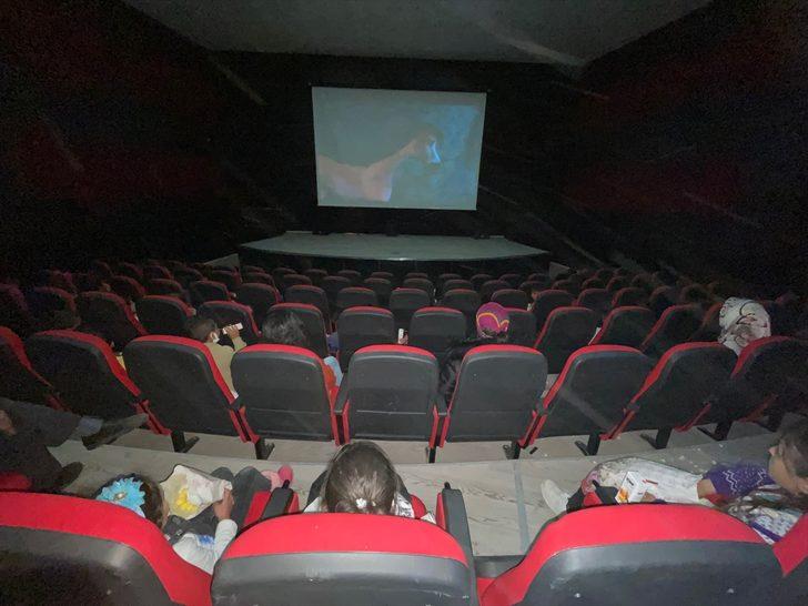 Sinema salonuna dönüştürülen atıl binanın ilk misafiri kırsaldaki çocuklar oldu G1