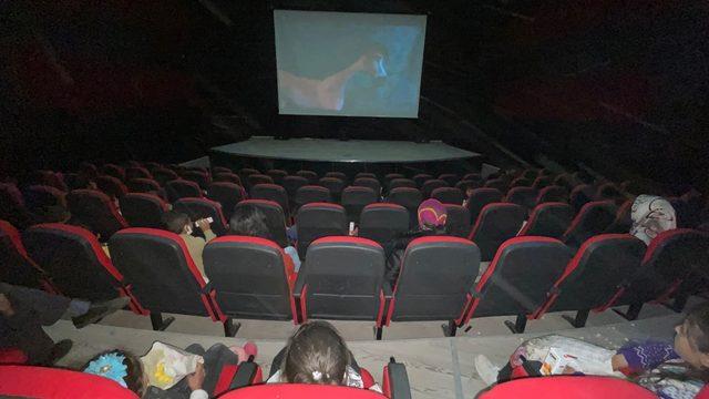 Sinema salonuna dönüştürülen atıl binanın ilk misafiri kırsaldaki çocuklar oldu