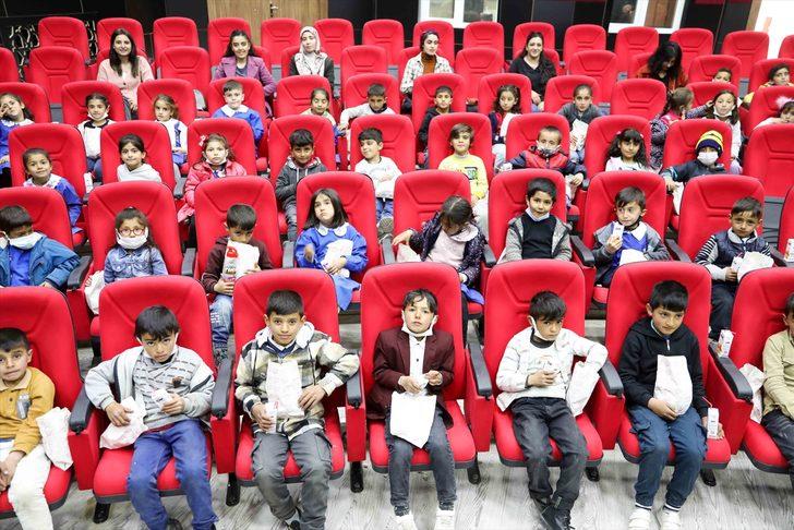 Sinema salonuna dönüştürülen atıl binanın ilk misafiri kırsaldaki çocuklar oldu G2