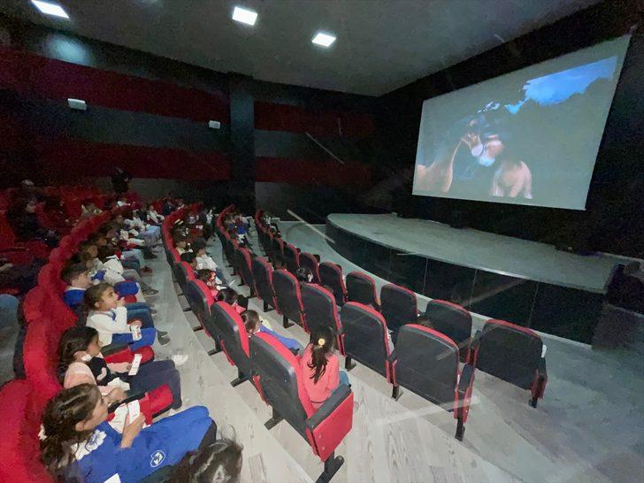 Sinema salonuna dönüştürülen atıl binanın ilk misafiri kırsaldaki çocuklar oldu G3