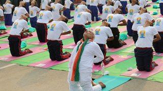 Hindistan’da binler yoga için toplandı