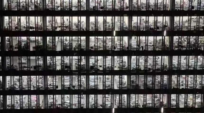 Şangay’daki koronavirüs kısıtlamalarından şaşırtan görüntüler! Ofisler hastaneye dönüştürüldü