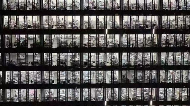 Şangay’daki koronavirüs kısıtlamalarından şaşırtan görüntüler! Ofisler hastaneye dönüştürüldü